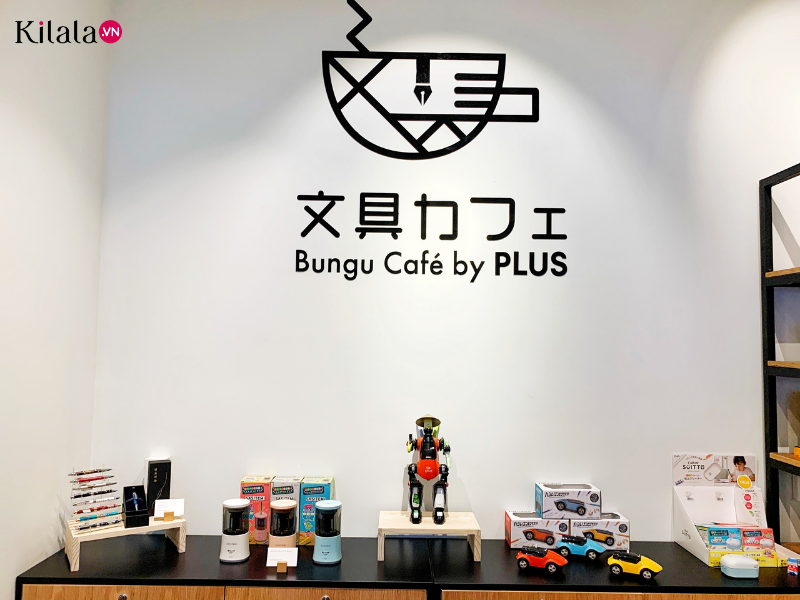 khu vực trưng bày các văn phòng phẩm tại Bungu Cafe điểm nhấn tại đây là robot được tạo nên từ những văn phòng phẩm